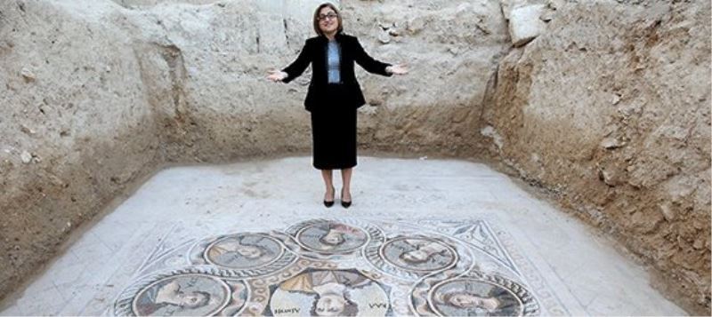AKP`li Fatma Sahin, 2000 yillik mozaiklerin üzerine basti!