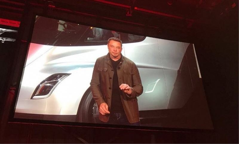 Elon Musk yeni araçlarini tanitti: Elektrikli kamyon ve dünyanin en hizli seri üretim arabasi