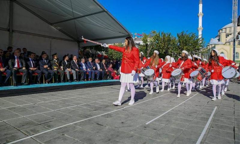 Esenler'de Coskulu 29 Ekim Kutlamasi