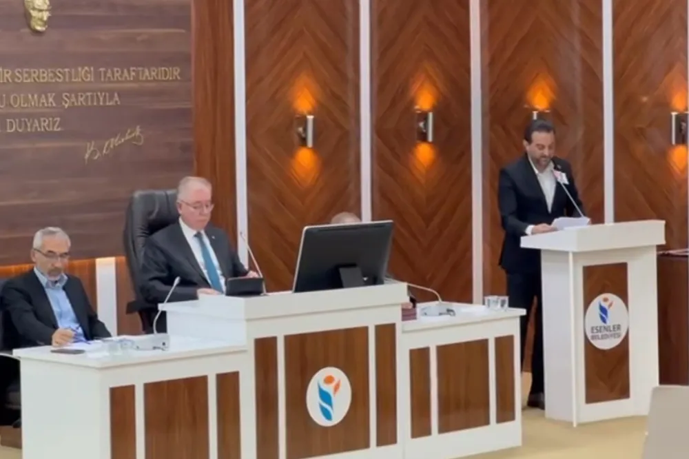 Yaşar Çağlayan “milletin oylarıyla seçilmiş belediye başkanları zindanlarda tutsak. Bu, Cumhuriyet tarihine kara bir leke olarak geçecektir”