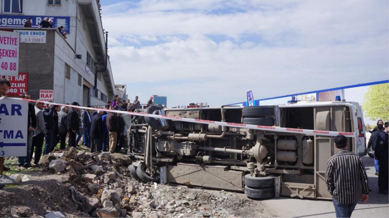 Özel Halk Otobüsü kaza yapti