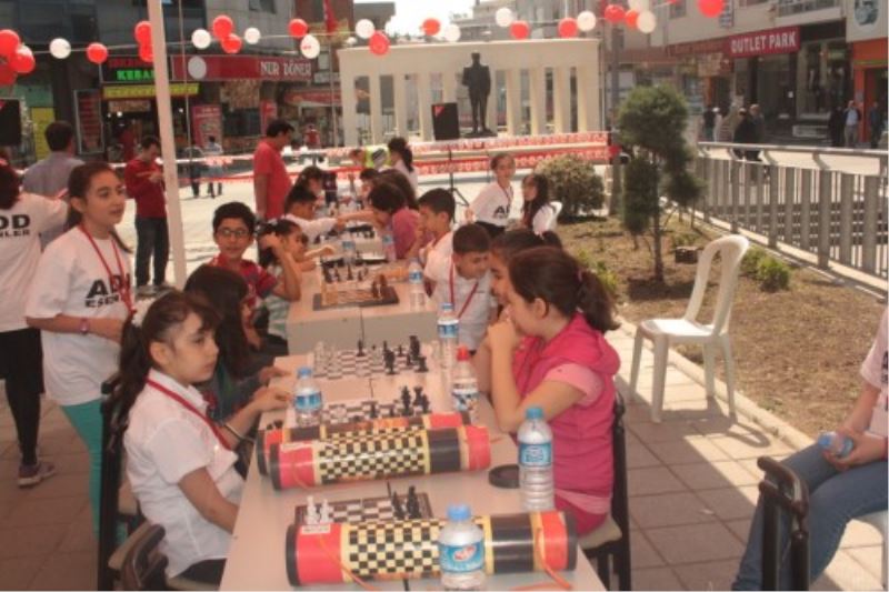 Satranç Yarismasini Hediye Ettiler