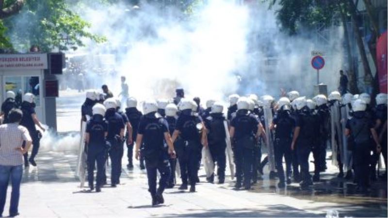 Bu sabah Taksim`e polis müdahalesi basladi.
