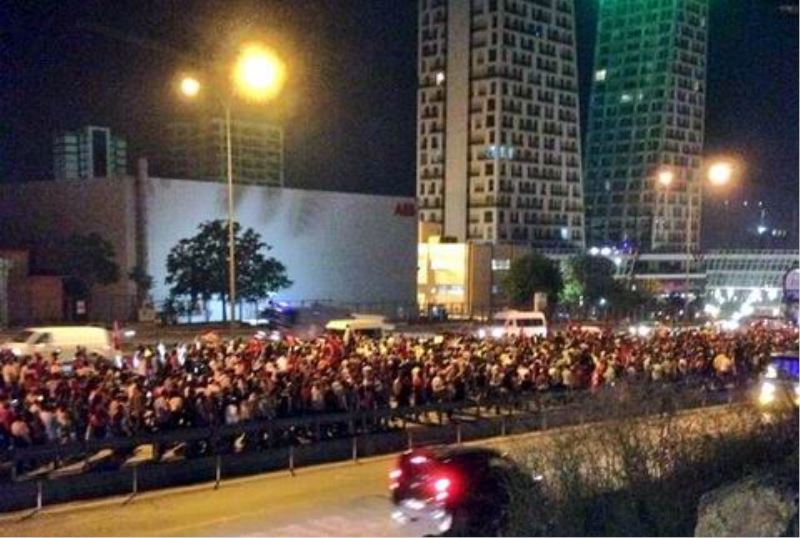 Istanbullular gece boyu Taksim`e yürümeye çalisti