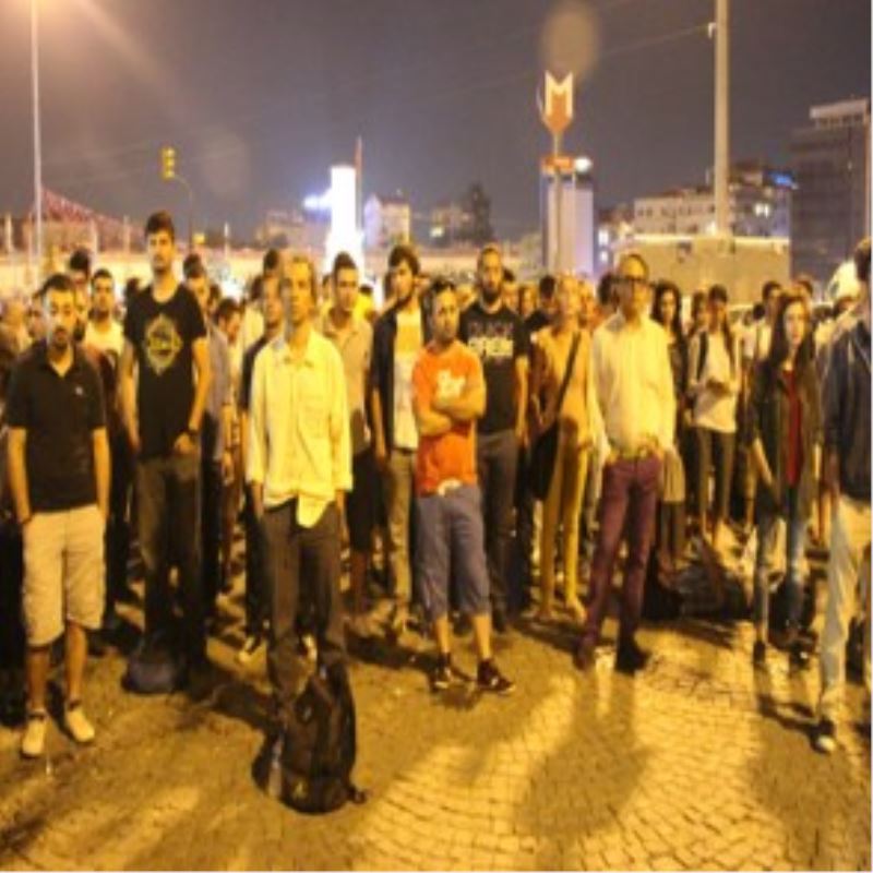 Duran Istanbul... Taksim`de gece boyu `durma eylemi`