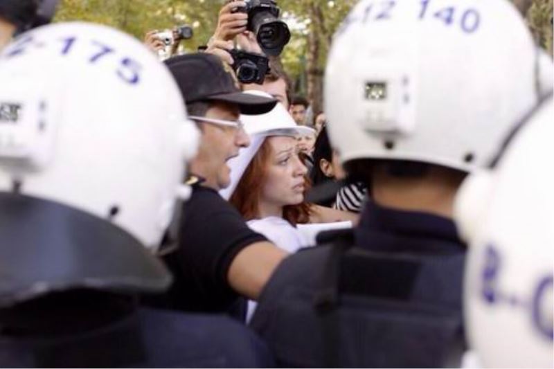 Polis gelinle damadi da parktan çikardi