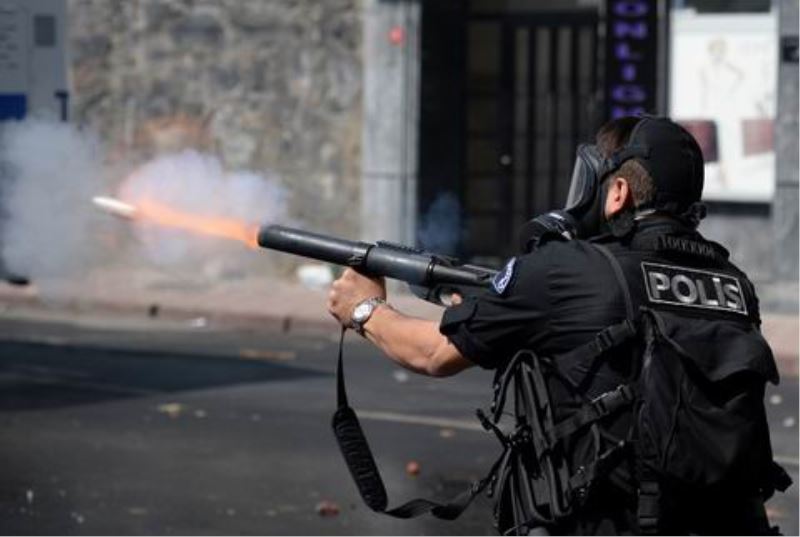 Gaz bombasiyla evi yanan vatandasa: Eylem varken balkona niye çiktin!