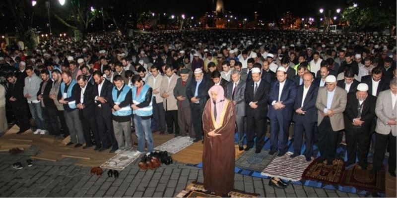 Anadolu Gençlik Dernegi Ayasofya Meydani`nda namaz kildi