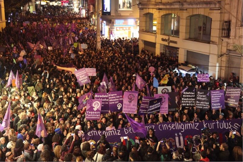 Istiklal mora boyandi: Yasaklar sizin 8 Mart bizim