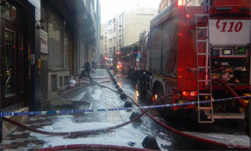 Esenler'de çati yangini: Dumanlar kilometrelerce uzaktan görüldü