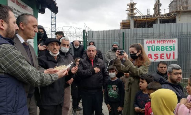 Esenler PSKD ve Ana Fatma Cemevi Hizir lokmasi dagitti.