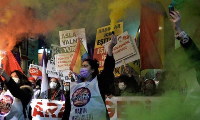 Kadinlar bir kez daha haykirdi: Istanbul Sözlesmesi için direnecegiz...