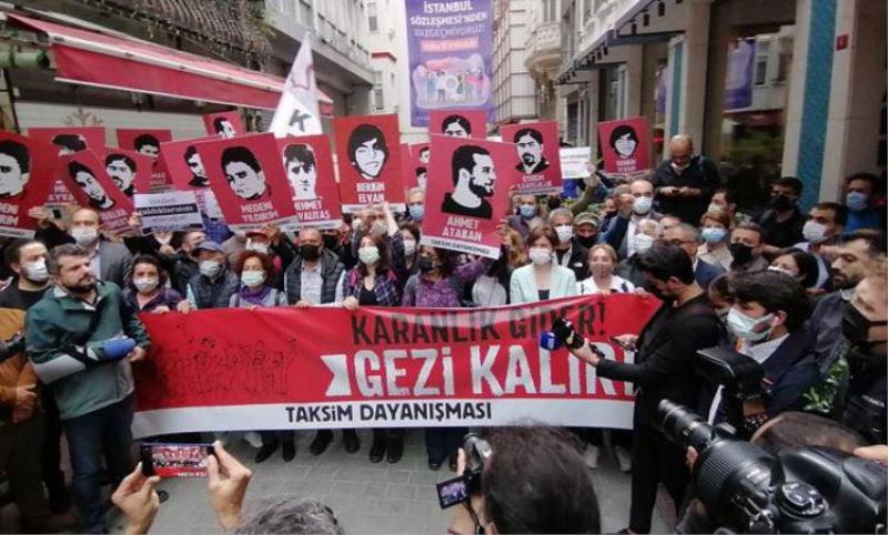 Taksim’de OHAL manzaralari: ‘Zorbalik biter, Gezi kalir’